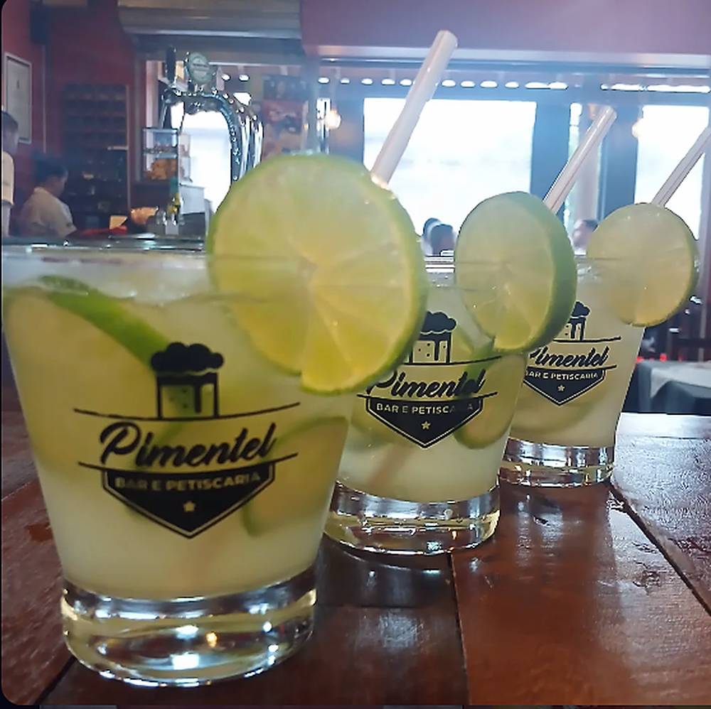 Caipirinhas de limão em copos Pimentel