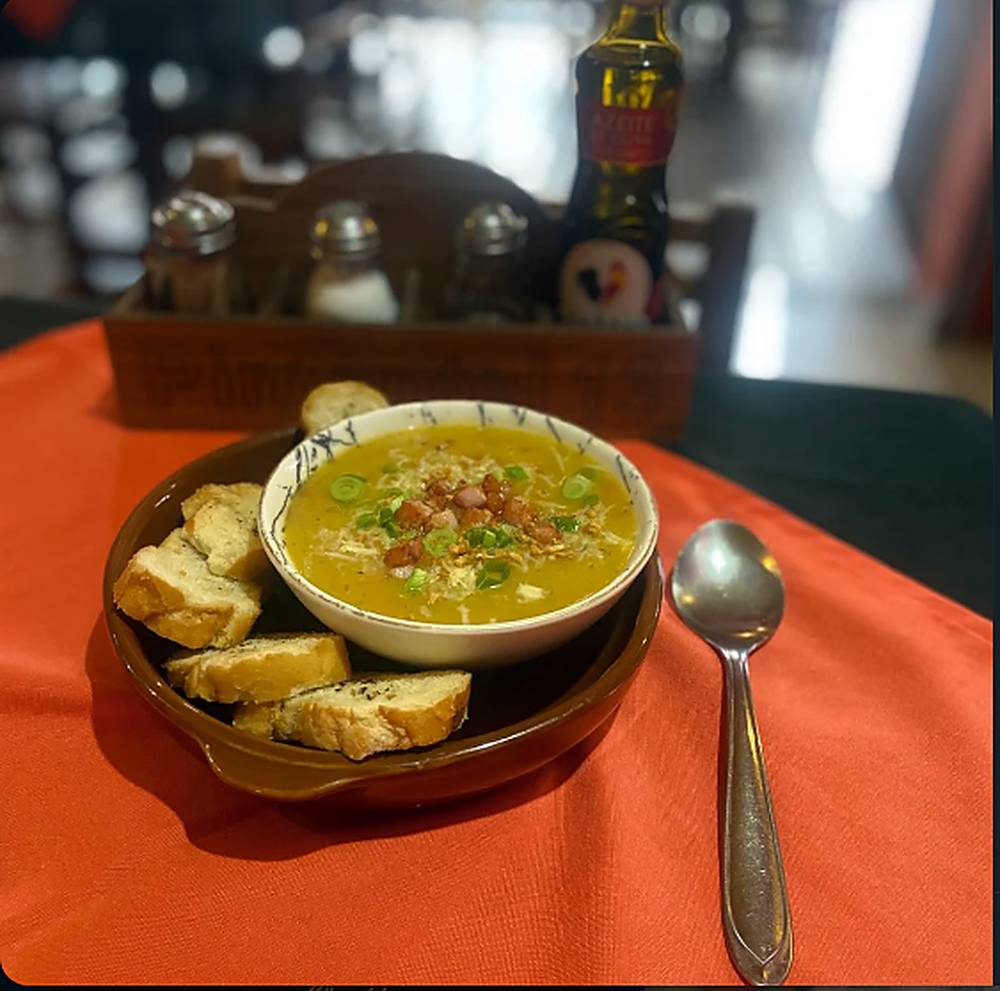 Caldo cremoso com bacon e torradas