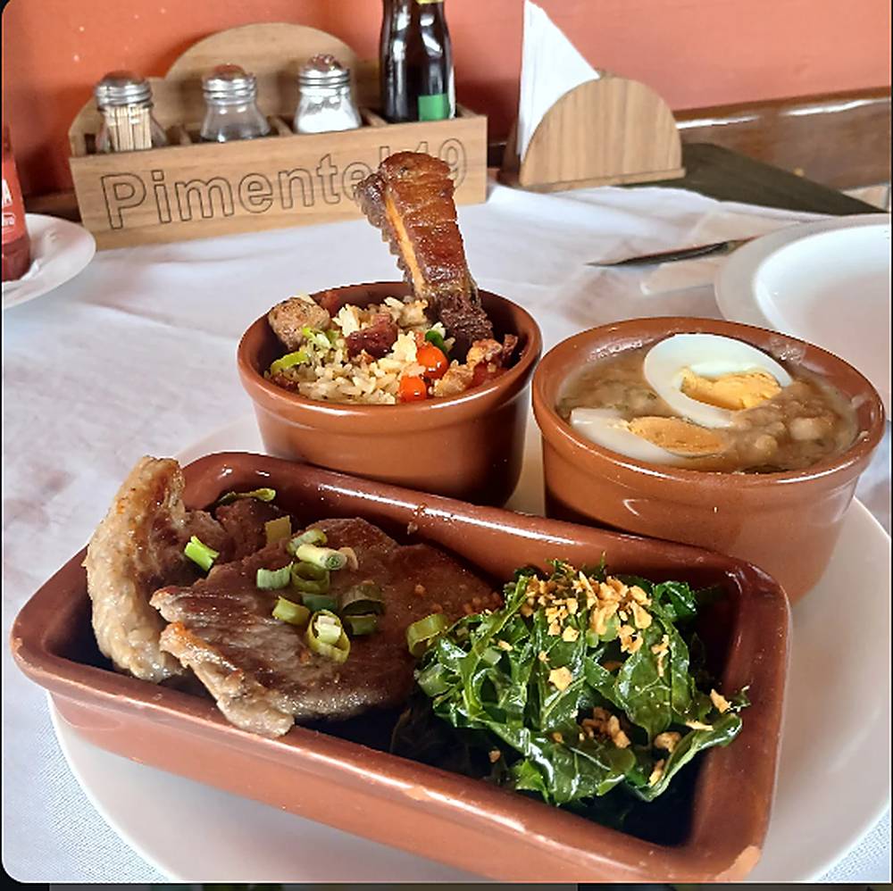 Prato com carne grelhada, couve, arroz e feijão com ovo