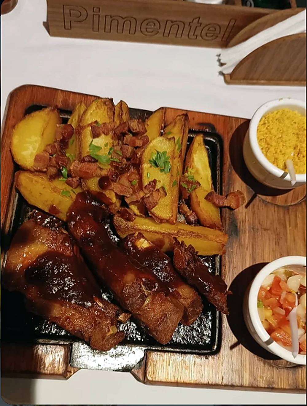 Costelinha barbecue com batata rústica e bacon