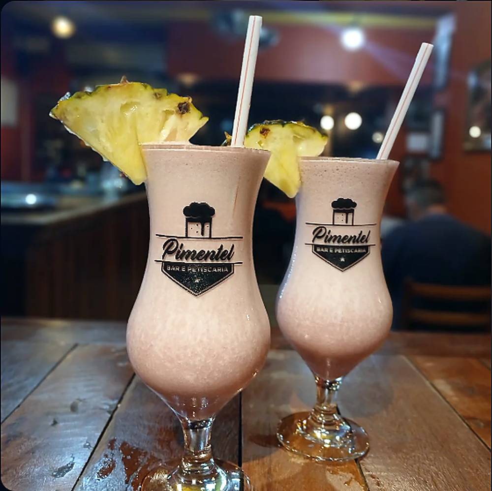 Drinks cremosos com fatia de abacaxi
