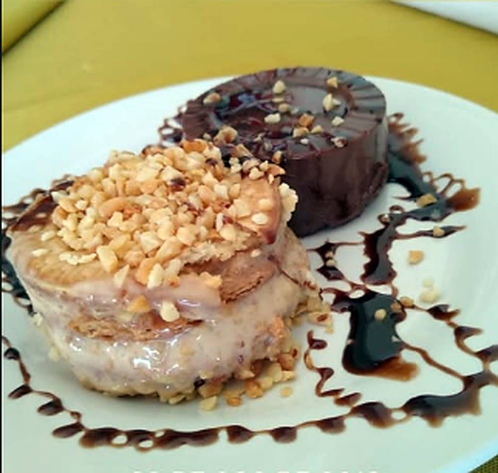 Sobremesa com amendoim e calda de chocolate