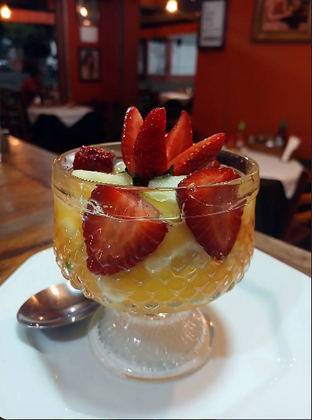 Taça de frutas com morangos