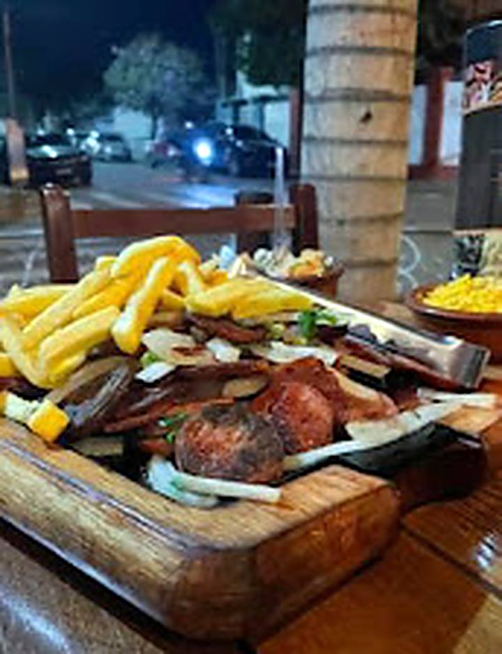 Tábua de carnes com batata frita e farofa